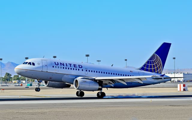 N822UA - Twin-engine aircraft