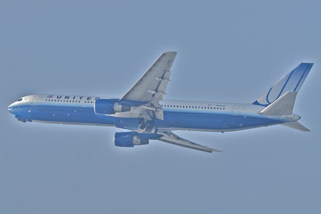 N660UA - Twin-engine aircraft