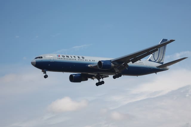 N660UA - Twin-engine aircraft