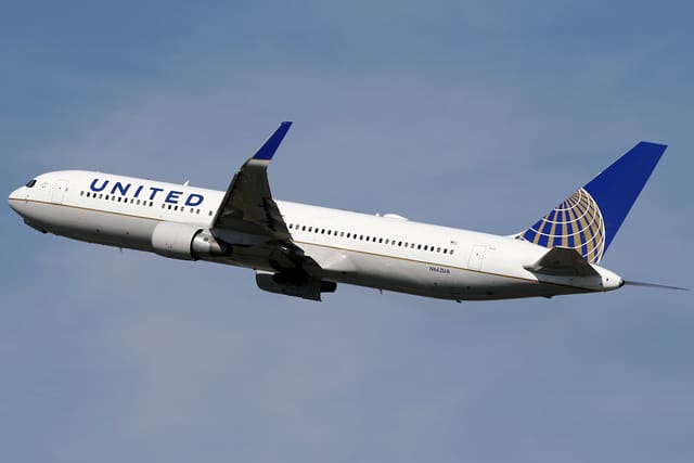 N662UA - Twin-engine aircraft