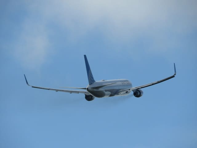 N654UA - Twin-engine aircraft