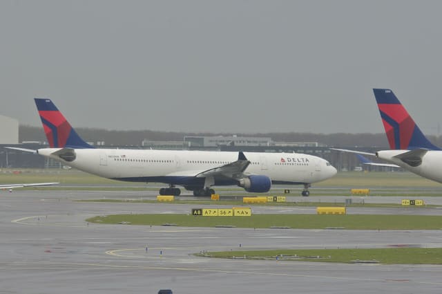 N814NW - Twin-engine aircraft