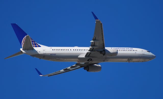 N27421 - Twin-engine aircraft