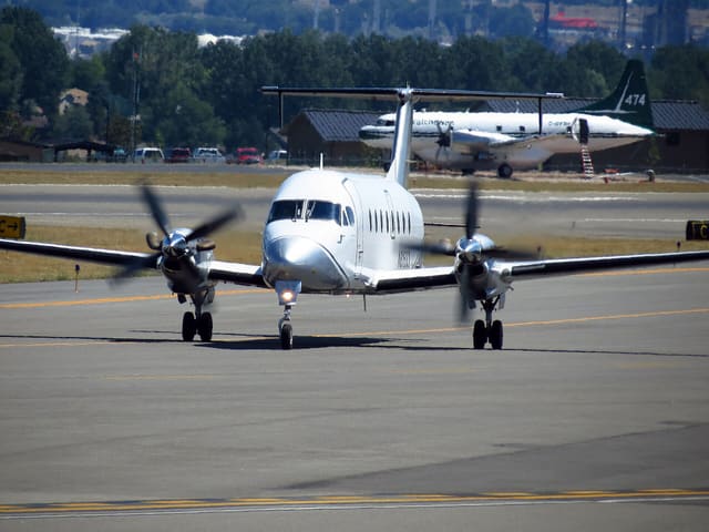 N81533 - Twin-engine aircraft