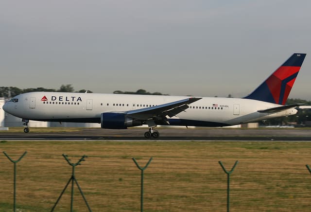 N394DL - Twin-engine aircraft
