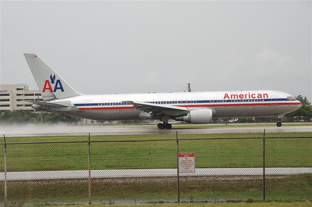 N352AA - Twin-engine aircraft