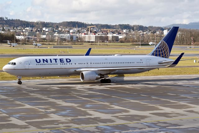 N660UA - Twin-engine aircraft