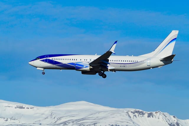 N737M - Twin-engine aircraft