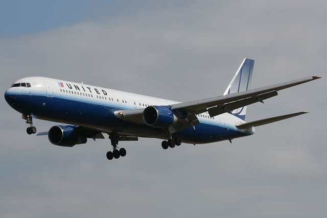 N641UA - Twin-engine aircraft