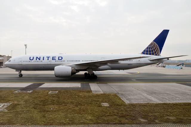 N204UA - Twin-engine aircraft