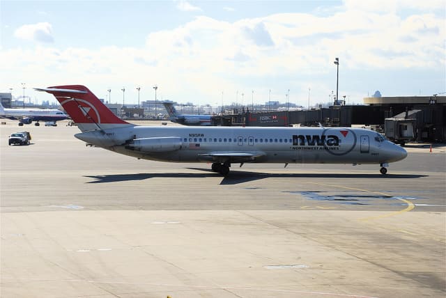 N915RW - Douglas