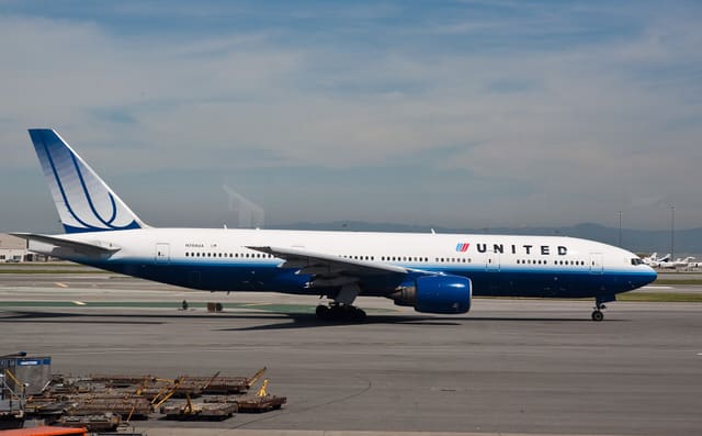 N784UA - Twin-engine aircraft