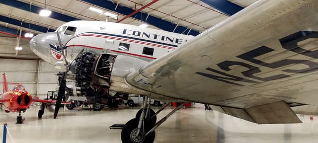 N25673 - Twin-engine aircraft