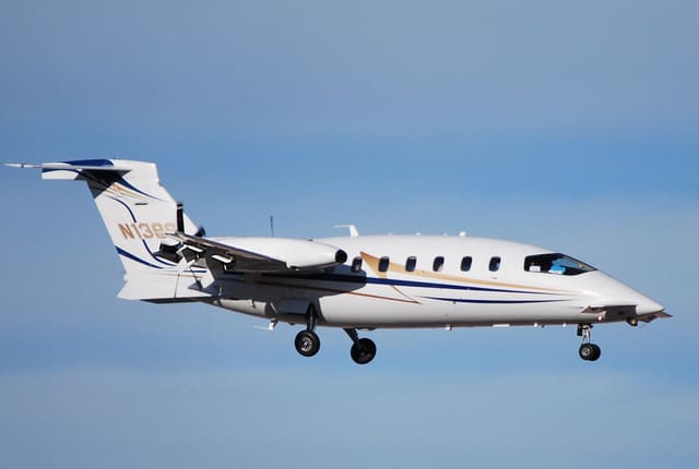 N138SL - Twin-engine aircraft
