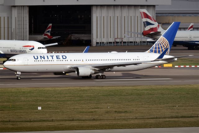 N666UA - Twin-engine aircraft