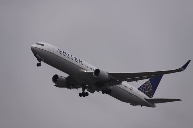 N670UA - Twin-engine aircraft