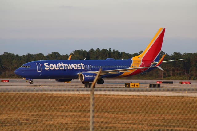 N8623F - Twin-engine aircraft