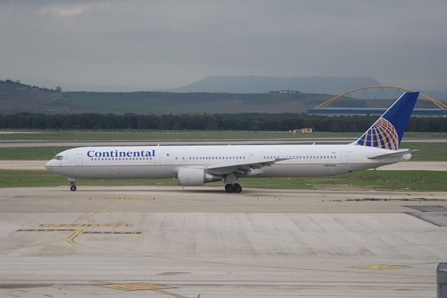 N67052 - Twin-engine aircraft