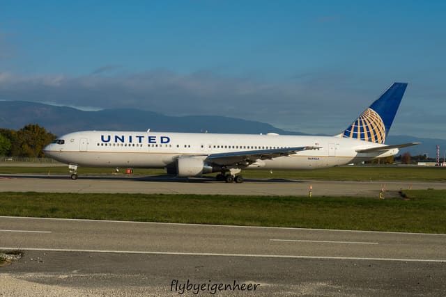 N644UA - Twin-engine aircraft