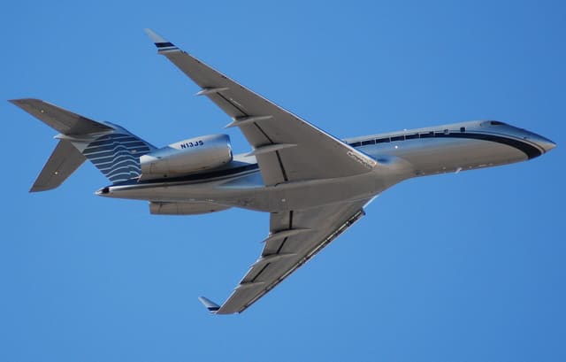 N13JS - Business jet