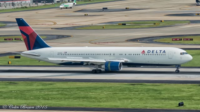 N138DL - Twin-engine aircraft