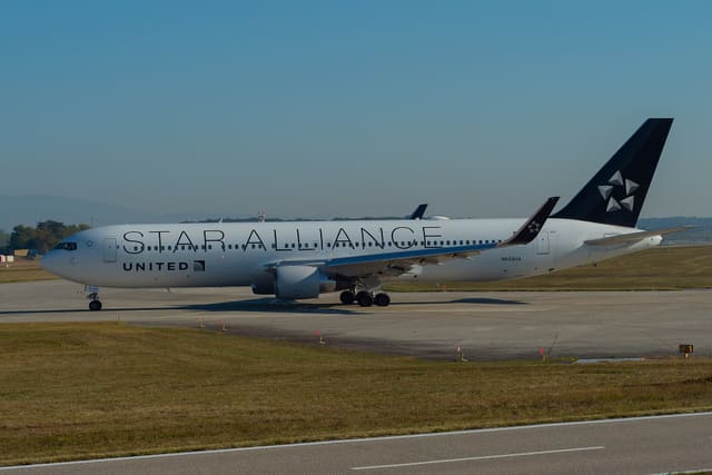 N653UA - Twin-engine aircraft