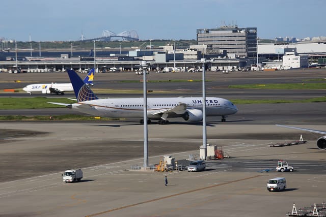 N17963 - Twin-engine aircraft
