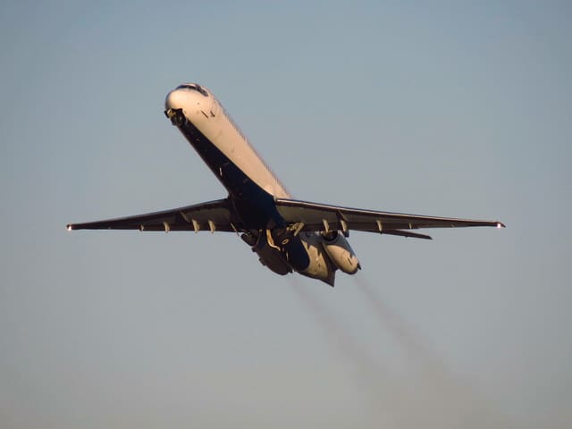 N973DL - Twin-engine aircraft