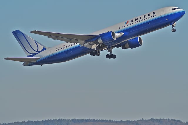 N657UA - Twin-engine aircraft