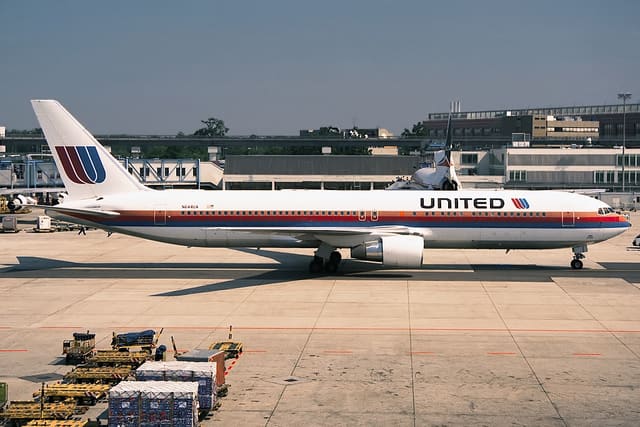 N644UA - Twin-engine aircraft