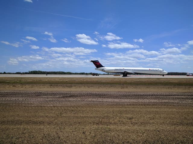 N906DL - Douglas