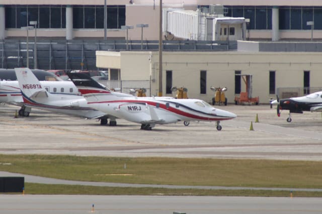 N1RJ - Business jet