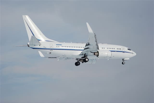 N889NC - Twin-engine aircraft