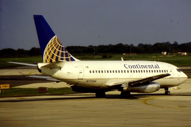 N77204 - Twin-engine aircraft