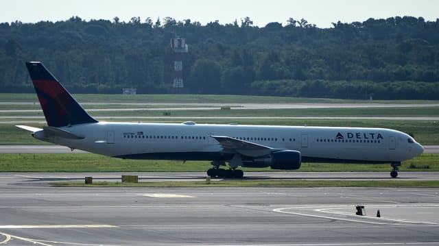 N827MH - Twin-engine aircraft