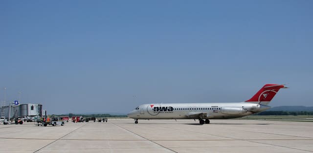 N916RW - Douglas