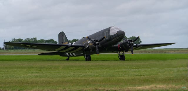 N74589 - Twin-engine aircraft