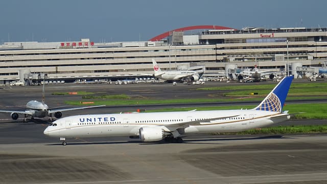 N12005 - Twin-engine aircraft