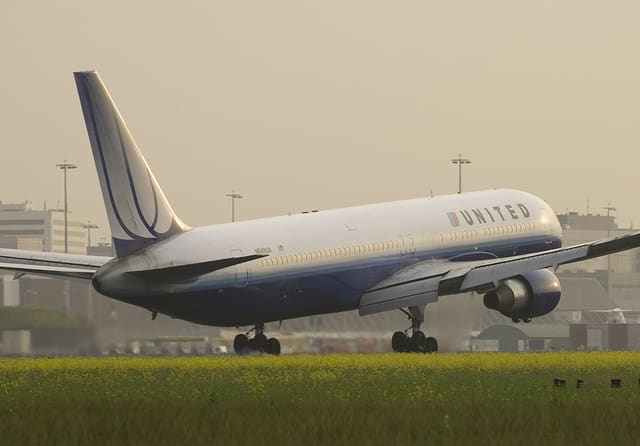 N649UA - Twin-engine aircraft