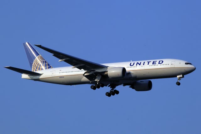 N787UA - Twin-engine aircraft
