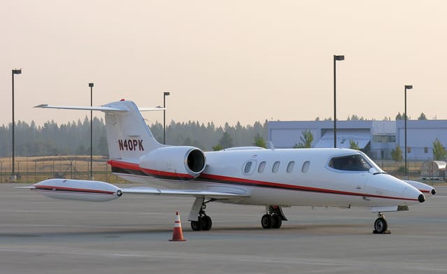 N40PK - Business jet