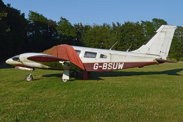 G-BSUW - Twin-engine aircraft