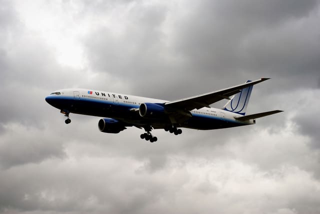 N795UA - Twin-engine aircraft