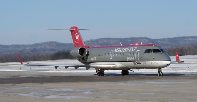N8747B - Twin-engine aircraft