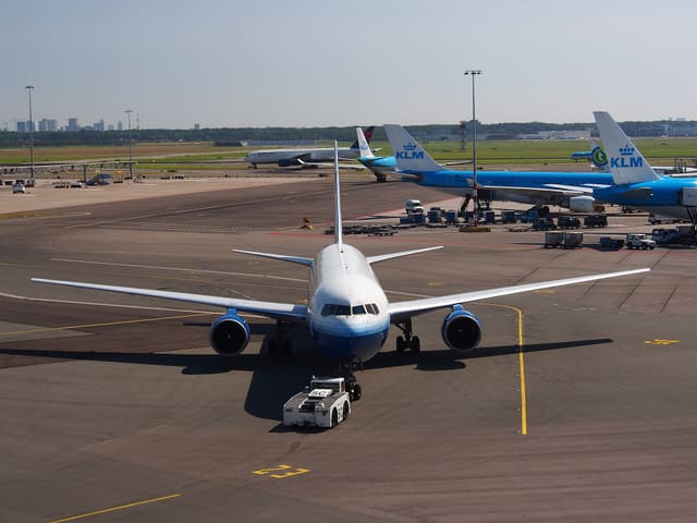 N655UA - Twin-engine aircraft