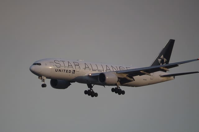 N218UA - Twin-engine aircraft