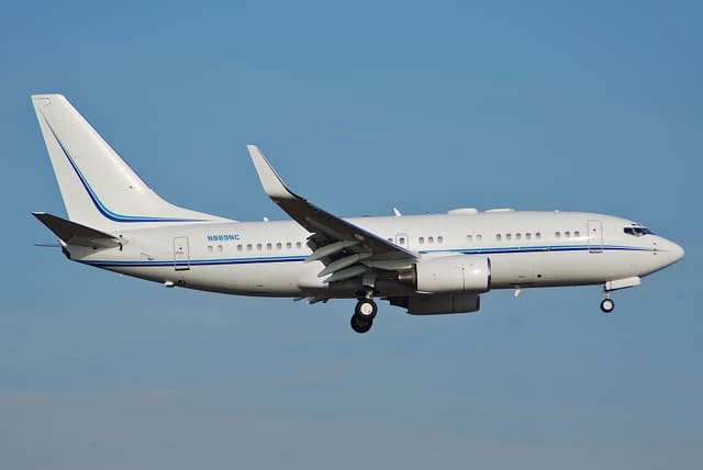 N889NC - Twin-engine aircraft