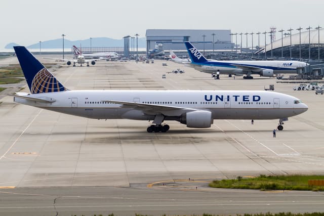 N797UA - Twin-engine aircraft