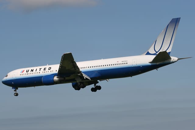 N641UA - Twin-engine aircraft