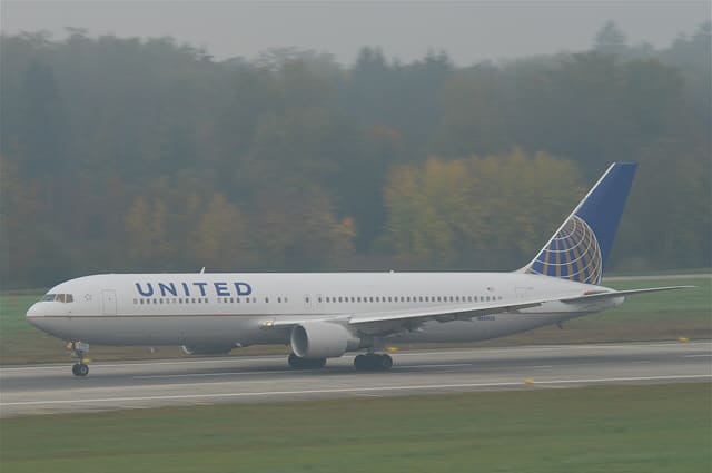 N656UA - Twin-engine aircraft